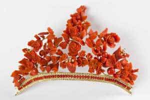 TIARA 2002, oro, corallo rubrum, diamanti taglio brillante, perline orientali, semicirconferenza 14 x 11,5 cm. Collezione dell'artista Platimiro Fiorenza