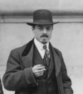 Carrà_in_front_of_Le_Figaro,_Paris,_9_February_1912_(cropped)