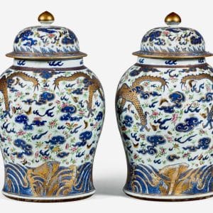Coppia di vasi con coperchi decorazione con "drago" in oro blu e bianco