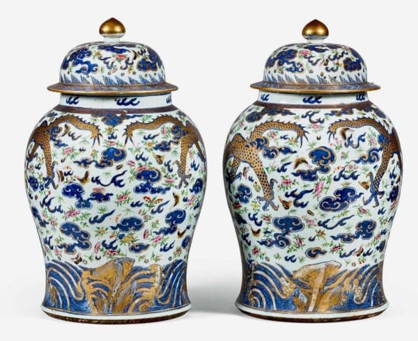 Coppia di vasi con coperchi decorazione con "drago" in oro blu e bianco