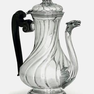 Caffettiera in argento, sbalzato e cesellato