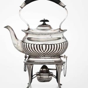 Kettle on stand in argento fuso, sbalzato e traforato