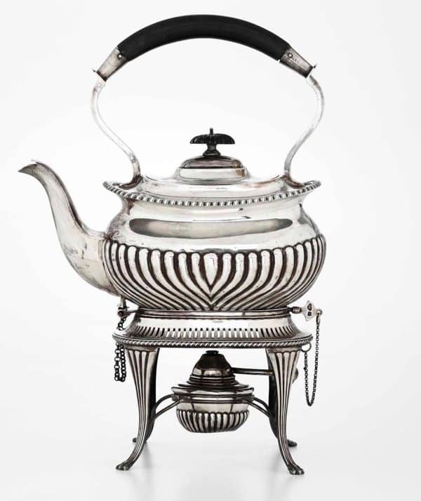 Kettle on stand in argento fuso, sbalzato e traforato