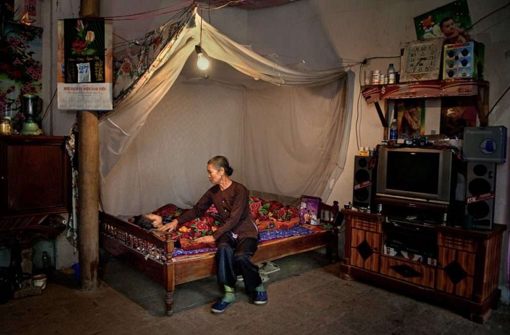 Steve McCurry, “Una donna si prende cura del nipote”. Vietnam, 2007, ©️Steve McCurry