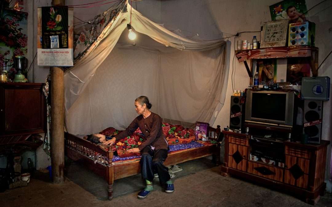 Steve McCurry, “Una donna si prende cura del nipote”. Vietnam, 2007, ©️Steve McCurry