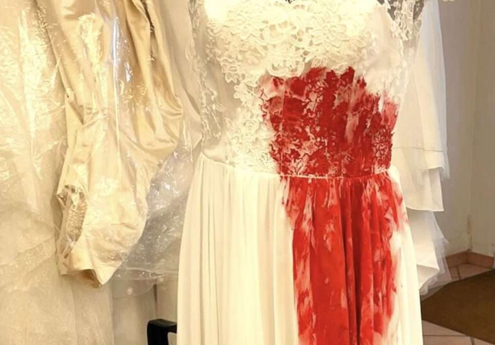 Rosso sull’abito da sposa, giornata contro la violenza sulle donne (#loredanacarena, #carena)